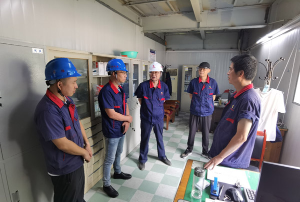 公司黨委書(shū)記走訪(fǎng)慰問(wèn)一線(xiàn)職工 公司黨委書(shū)記走訪(fǎng)慰問(wèn)一線(xiàn)職工