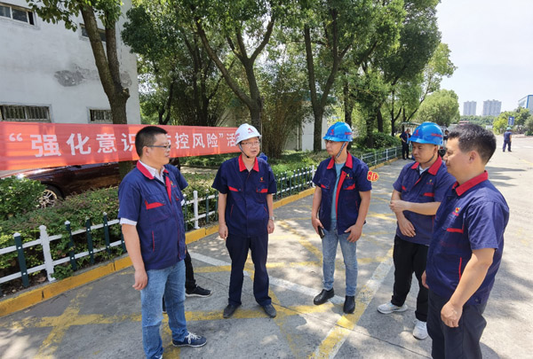 公司黨委書(shū)記走訪(fǎng)慰問(wèn)一線(xiàn)職工 公司黨委書(shū)記走訪(fǎng)慰問(wèn)一線(xiàn)職工