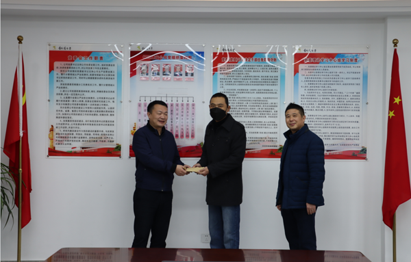 集團公司黨委委員、副總經(jīng)理胡新付到公司走訪慰問