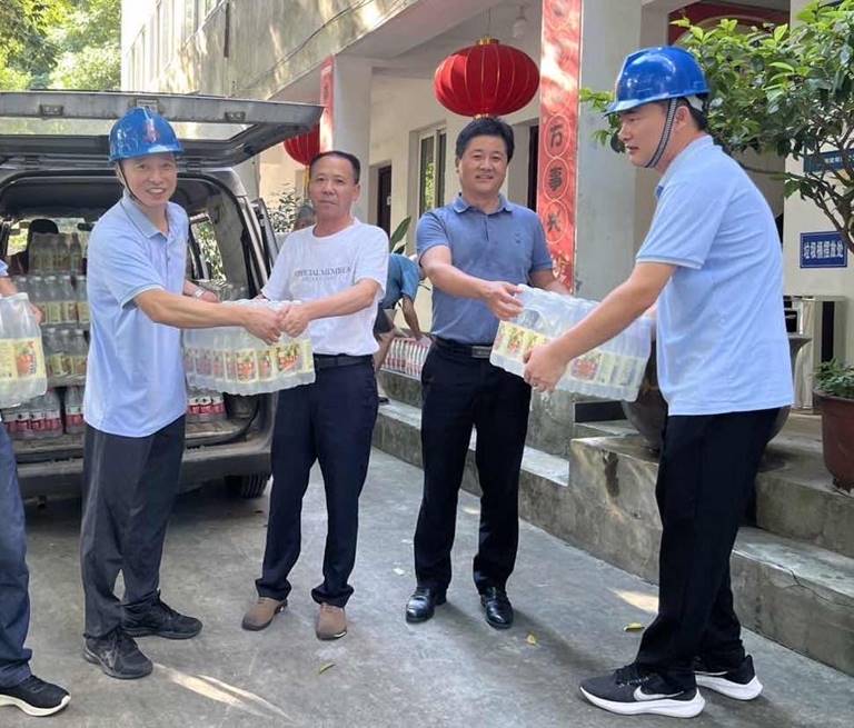 蔣科宏到商品混凝土公司開(kāi)展高溫慰問(wèn) 蔣科宏到商品混凝土公司開(kāi)展高溫慰問(wèn)