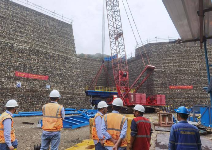 米拉多二期半移動(dòng)破碎站出料平臺順利吊裝完成 米拉多二期半移動(dòng)破碎站出料平臺順利吊裝完成